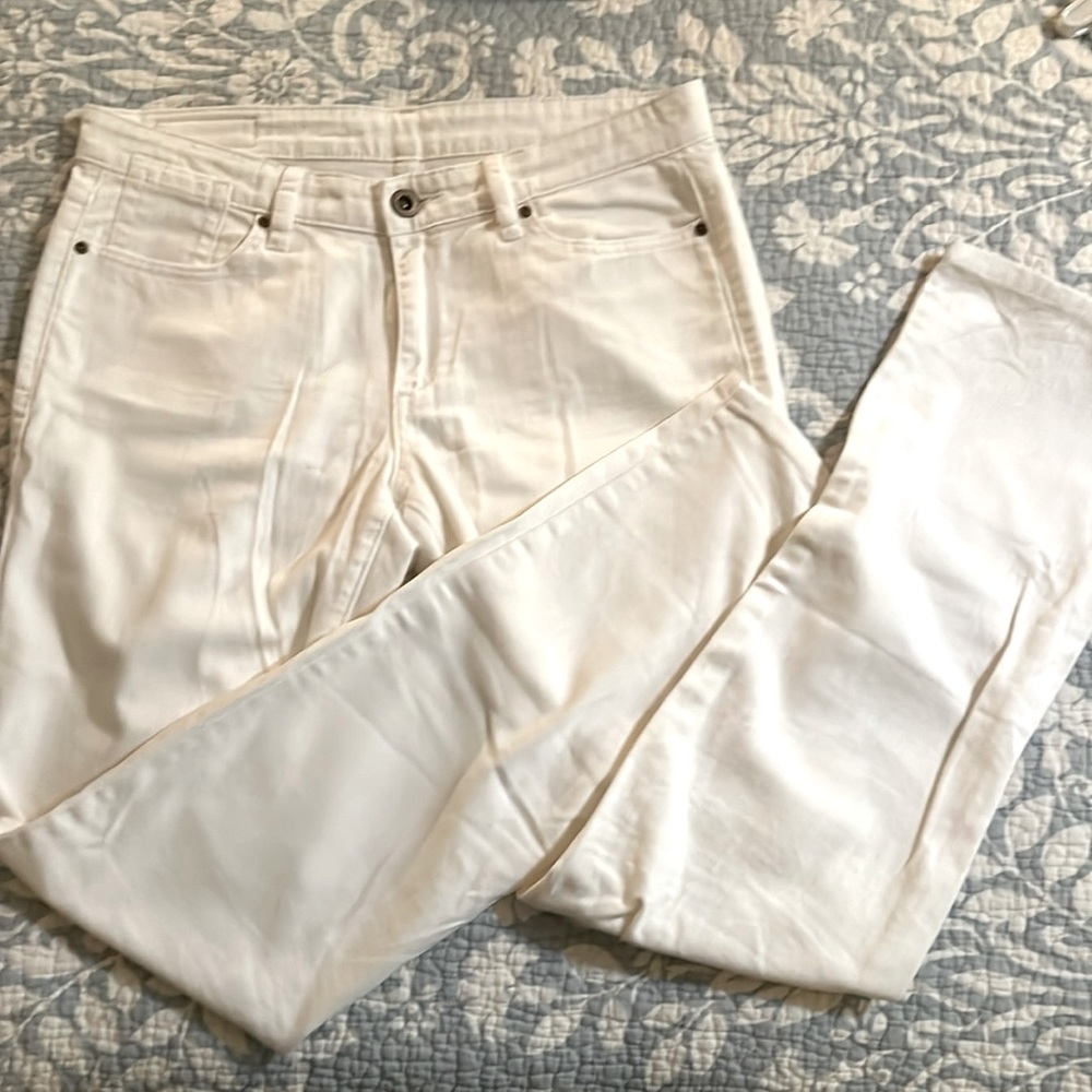 BCBG Maxazria jeans White  size 31 straight leg euc midrise
